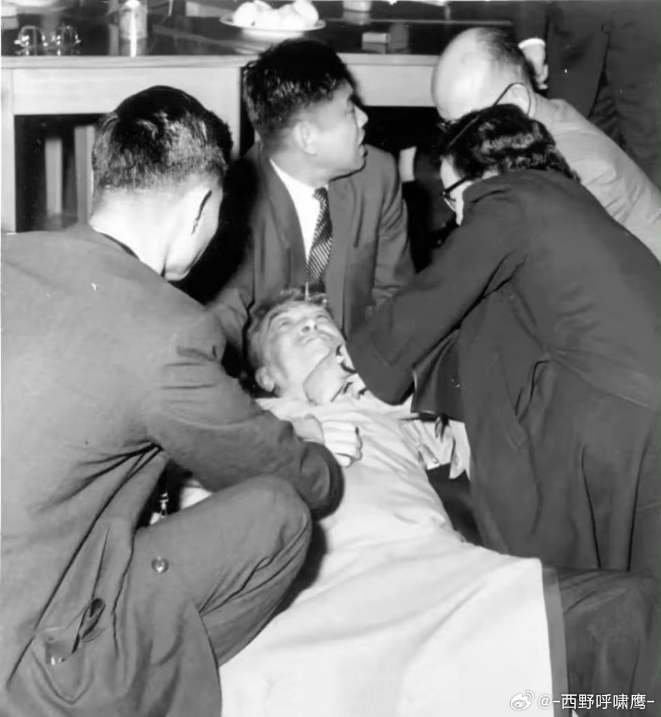 在胡适被气死的第二天，老蒋送去了挽联：新文化中旧道德的楷模，旧道德中新思想的师表