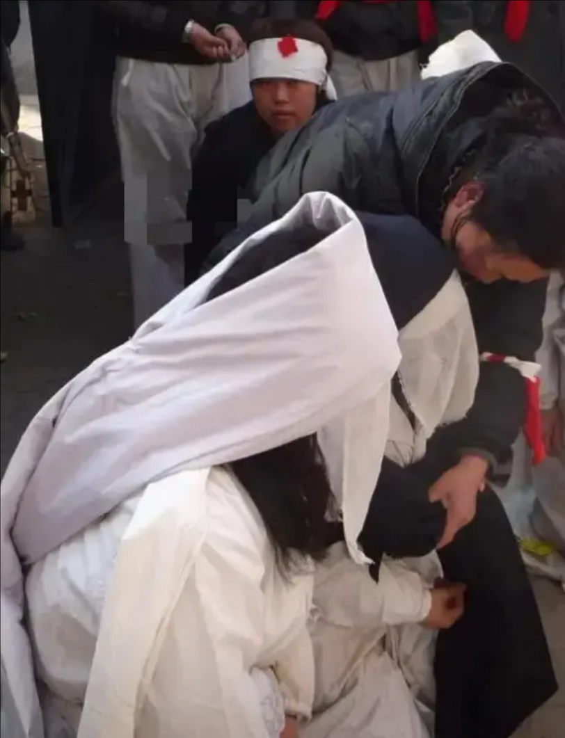 “丧尽天良！”上海，男子不顾母亲留下遗嘱，在母亲出殡当天逼着妹妹放弃遗产继承，让