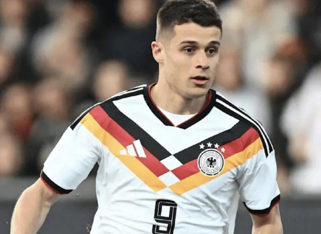 据《图片报》著名主编法尔克的消息，阿森纳目前在引进德国年轻前锋尼科洛-特雷索尔迪