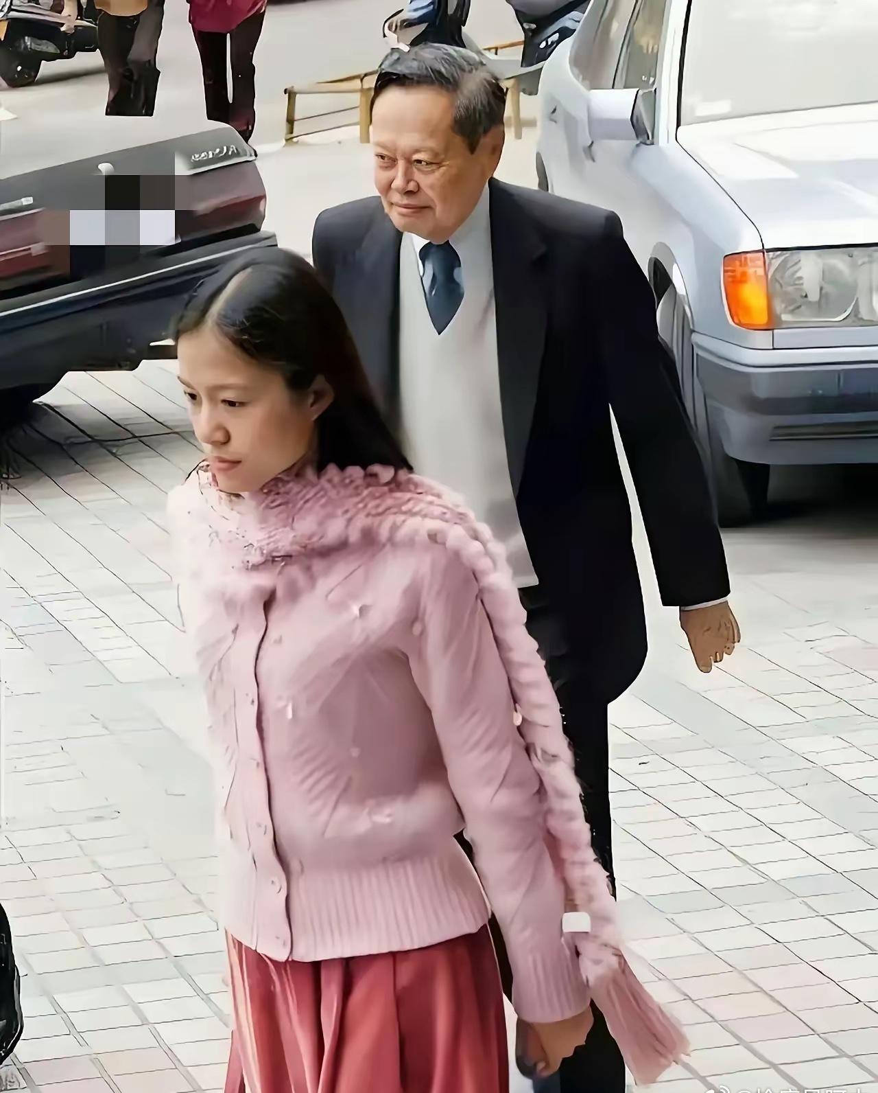 杨先生跟翁小姐去登记结婚的珍贵照片！！那是2004年，杨先生82岁，翁小姐28
