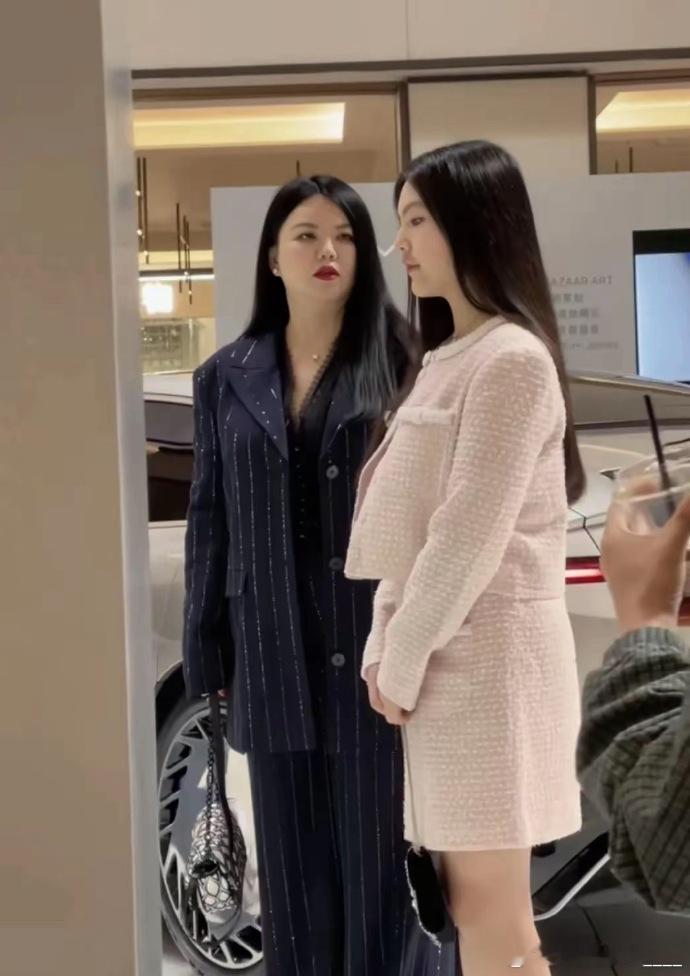 王诗龄现在已经这么高了亭亭玉立，和妈妈一样气场好强​​​