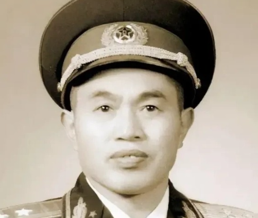 1940年，皮定均看上了女干部张烽，就让县长去说媒，张烽听说了县长的来意后，拒绝