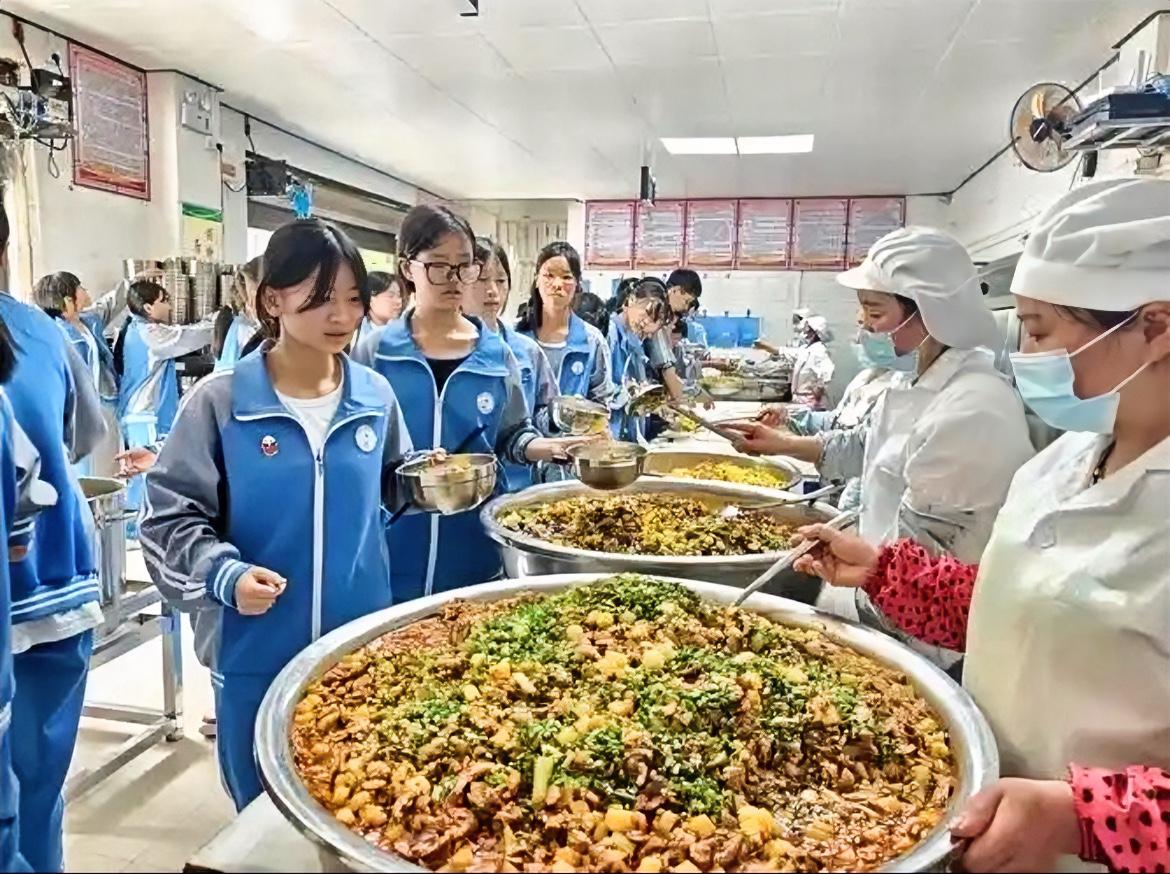 万万没想到！这位老师居然这么说允许在校的学生家长，来开食堂碗全‮洗饭打，饭做
