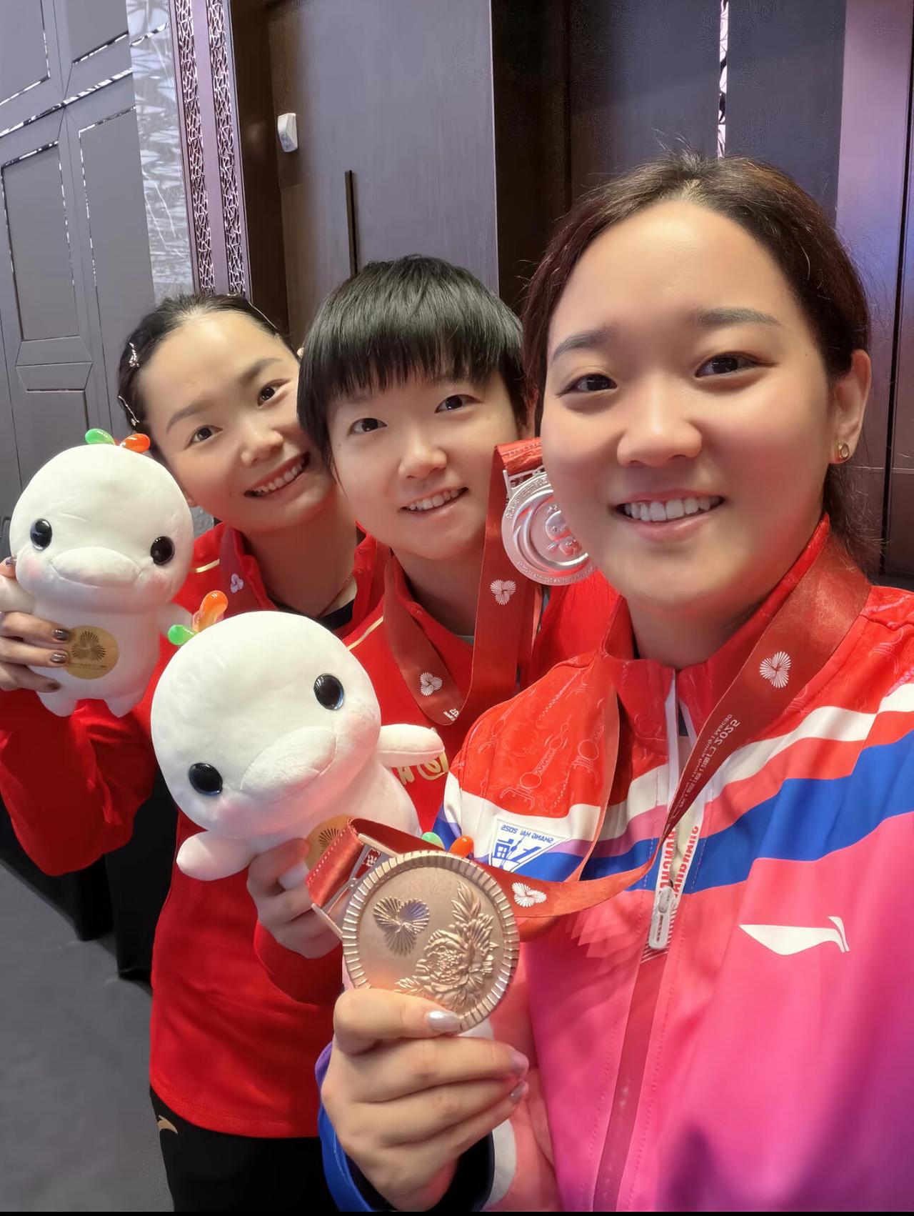 莎莎佳佳阳阳合照，圆脸妹继续往前冲。全运会结束了，小姐妹们在一起合照，莎莎