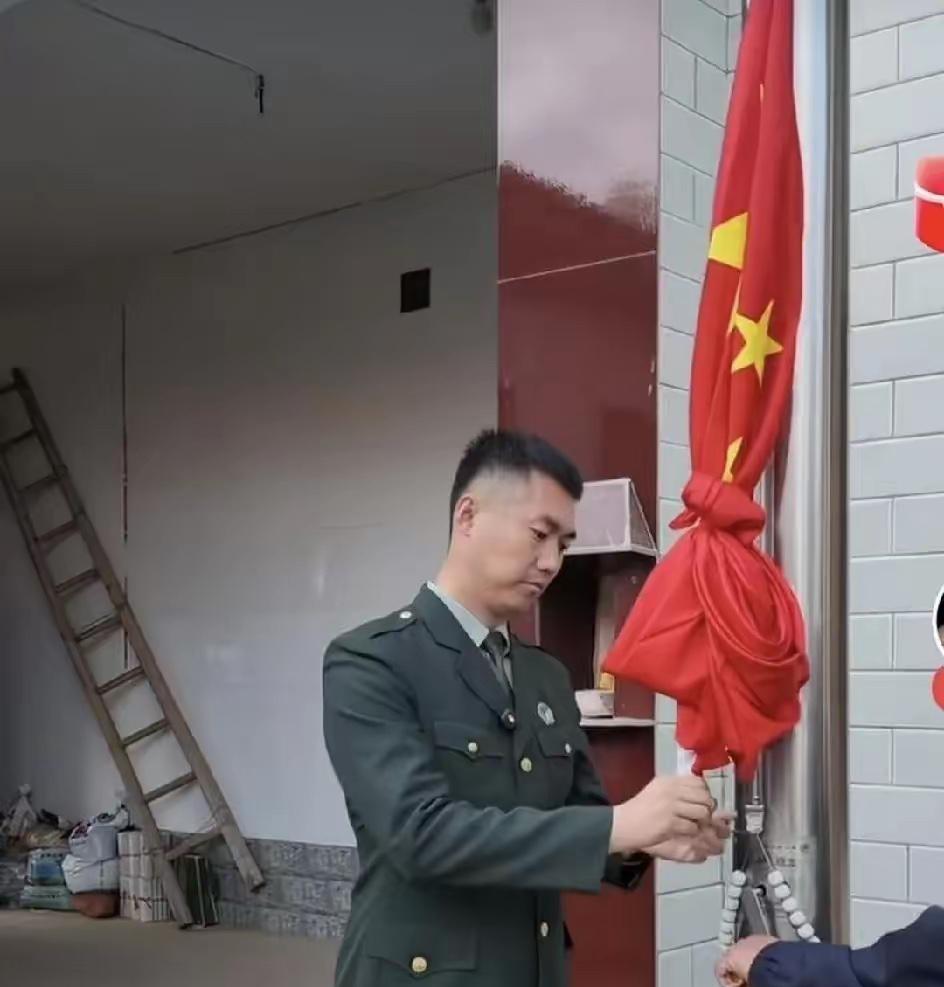 退伍八年，每天在家升国旗，邻居都说他魔怔，没想到每月能赚六千退伍已经八年，这