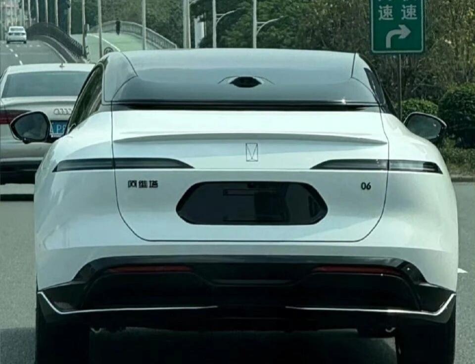 每次跟在这个车后面，感觉它好像在看我！看到这个车屁股，让我想到了一张表情包。