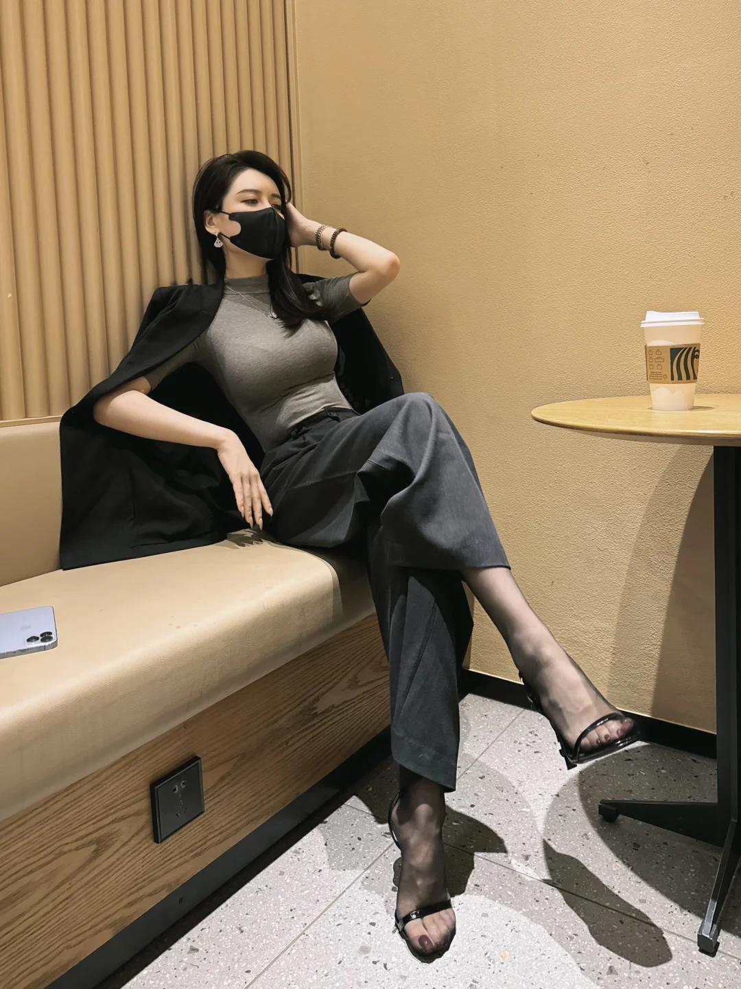 黑色外套+灰色连衣裙，搭配黑色高跟鞋，简约时尚，享受悠闲时光。