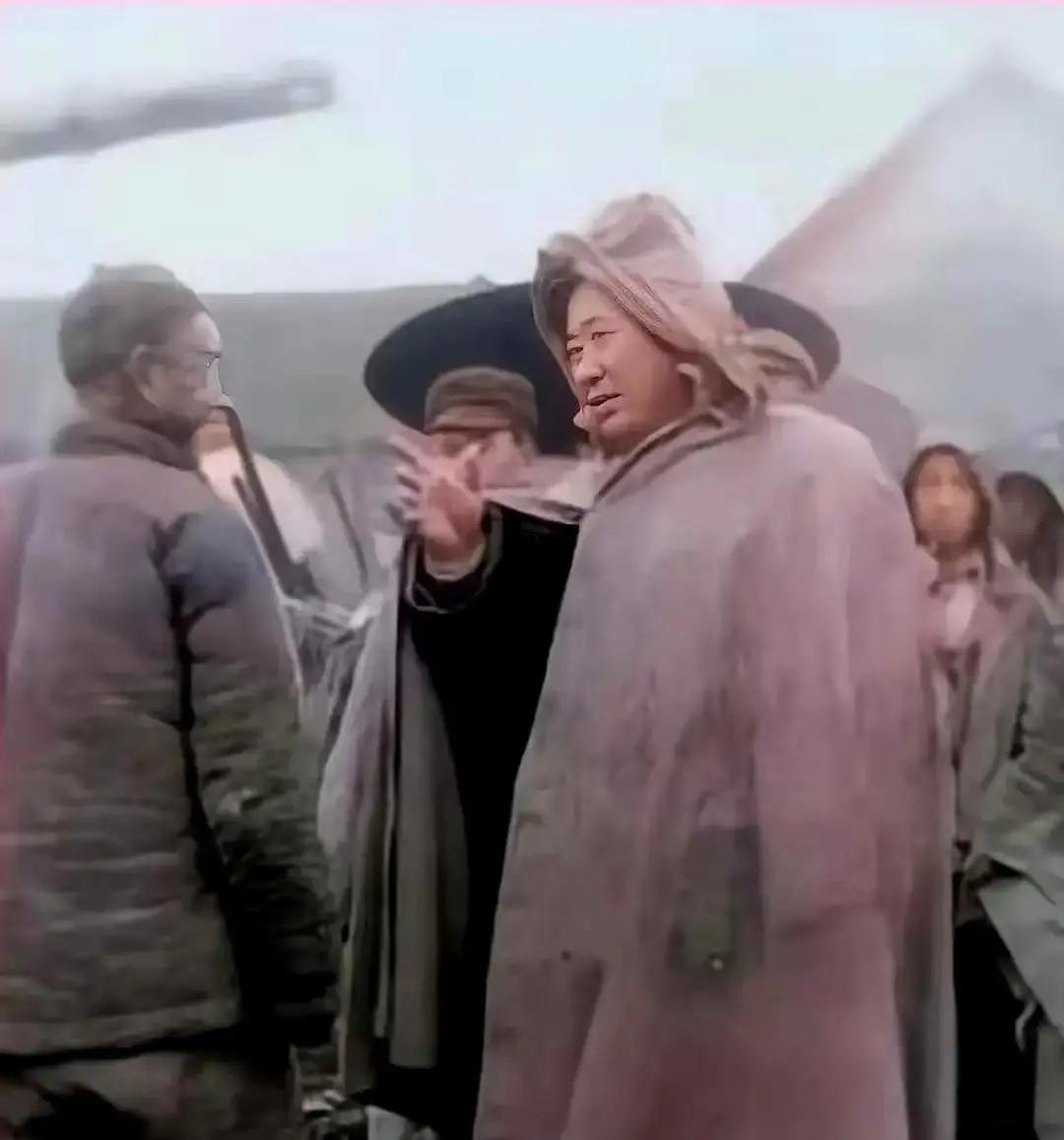 就这张照片。一个老头，淋着瓢泼大雨，站在河堤上。脚底下，全是烂泥。身后的人打