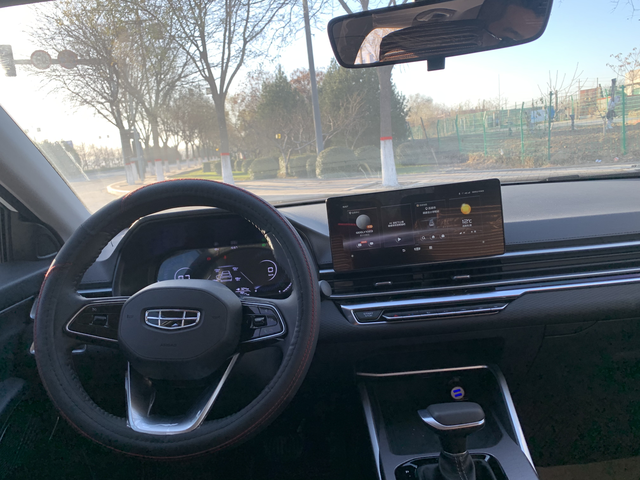 最近这天气突然之间就冷了胎压都降到2.1了，有一个轮胎都胎压低报警了，我直接去