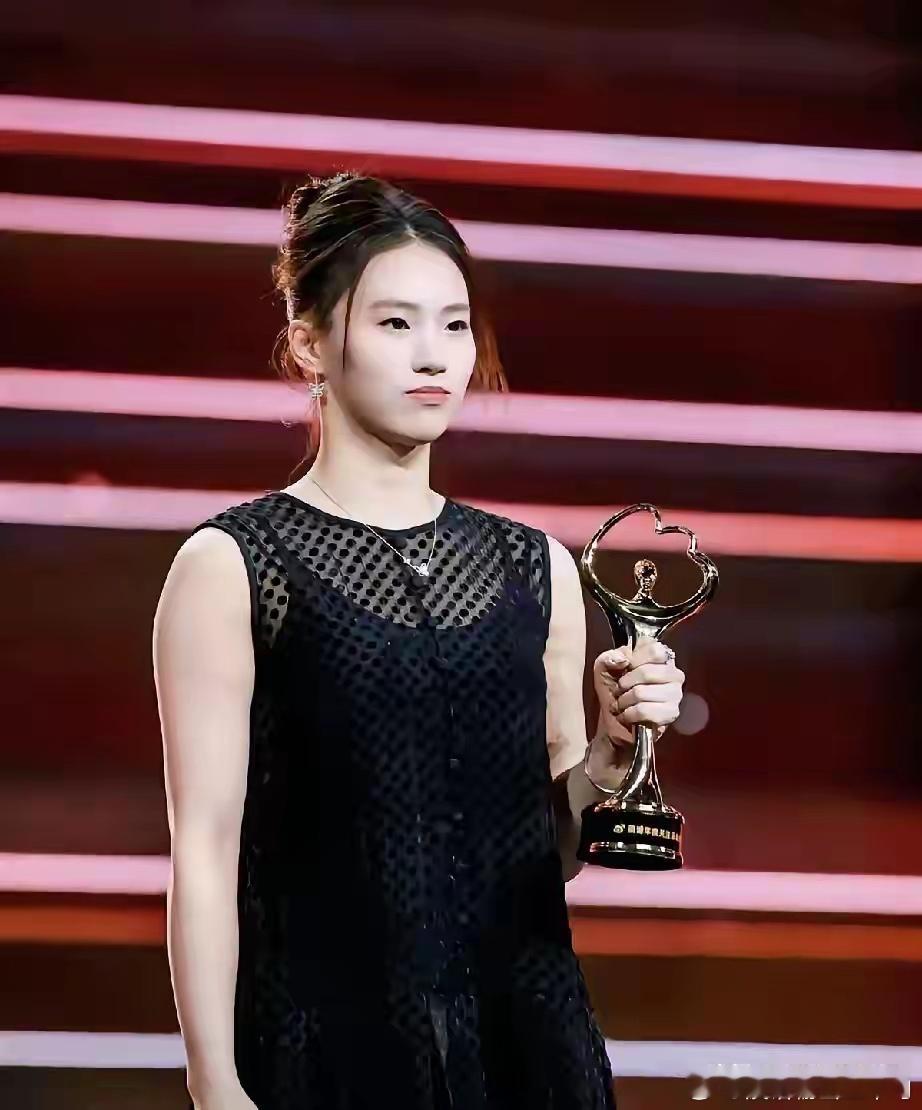 同样都是跳水队的宝贝疙瘩，现在的境遇咋就差这么大呢？你看陈芋汐，近几日忙得脚不沾