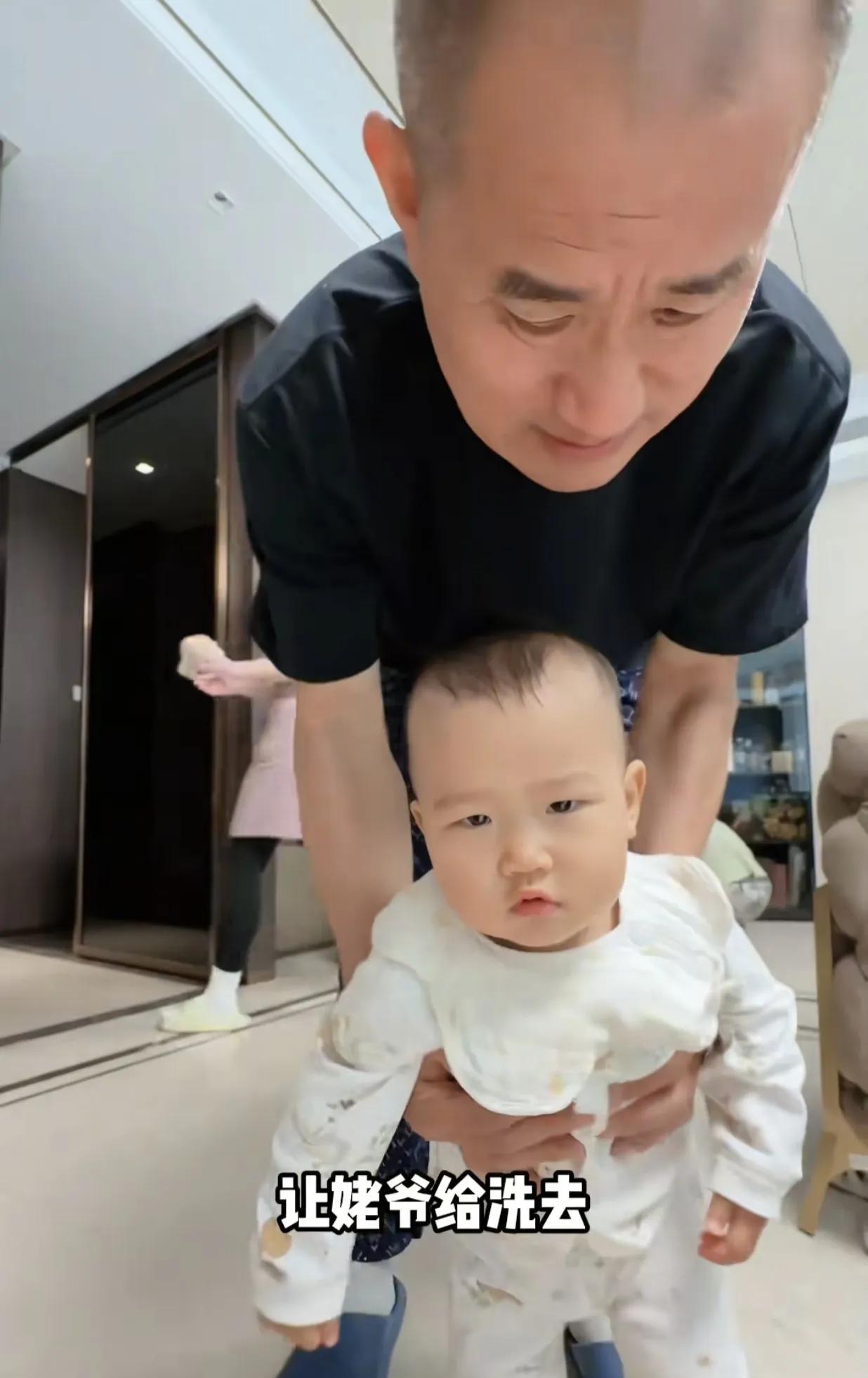 都是坑就是有福之人，生了俩娃，自己没怎么给孩子洗过腚，除了爸爸洗就是姥爷洗，爸爸