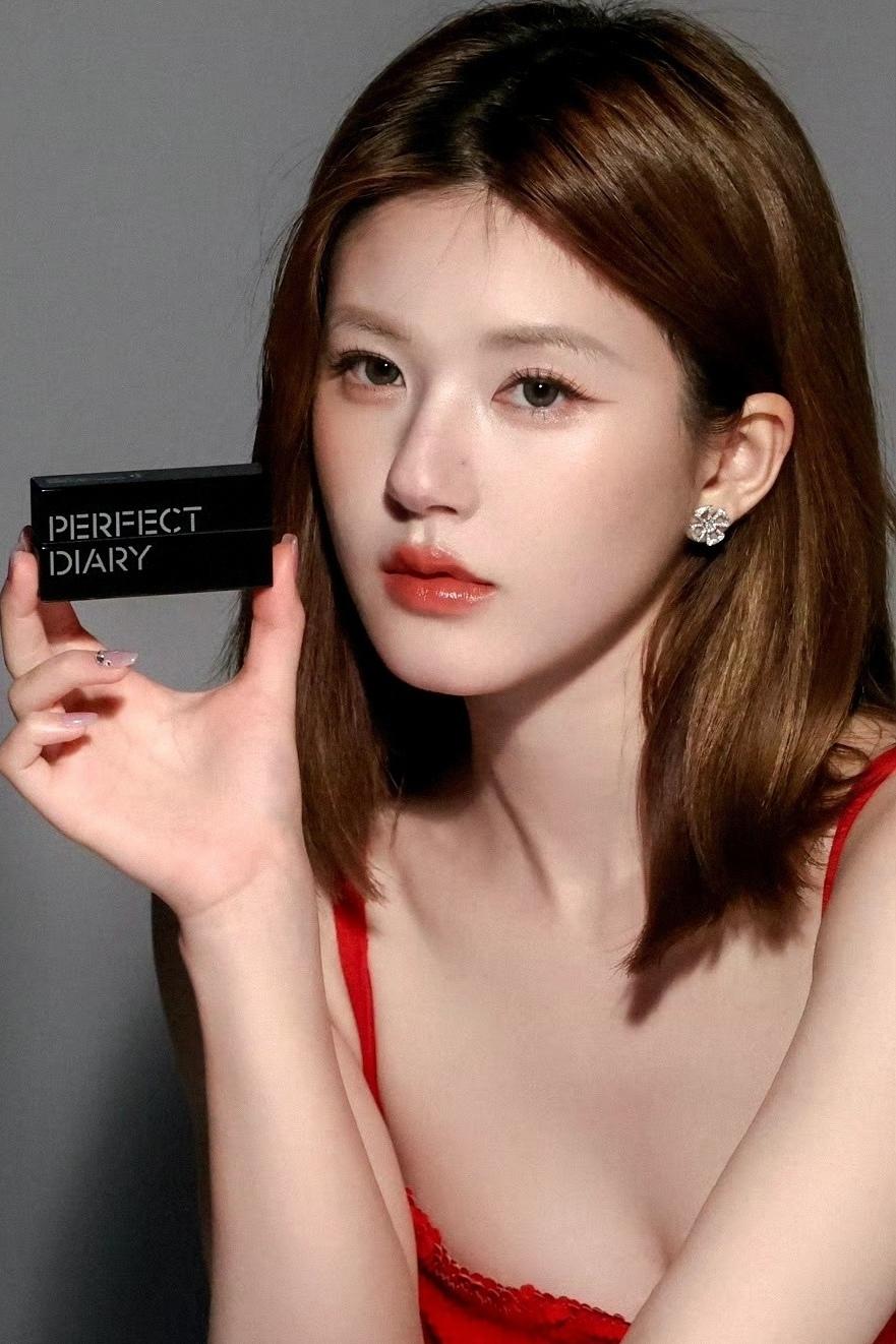 赵露思红裙代言大片释出，红唇明艳氛围感拉满！一袭红丝绒亮片吊带裙出镜的赵露思