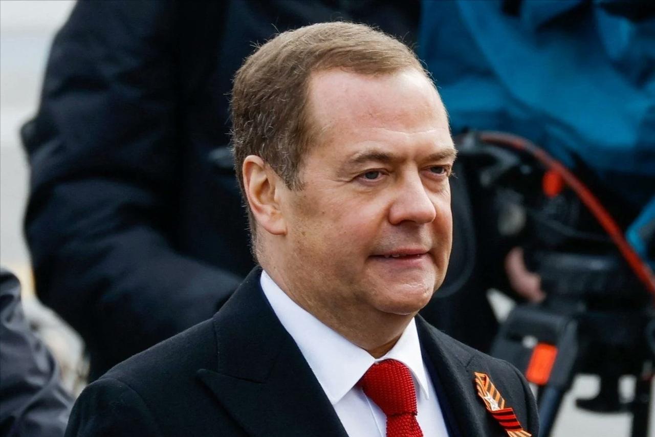 俄罗斯前总统梅德韦杰夫猛烈抨击特朗普，称北约完全疯了！梅德韦杰夫今天写道：“先是