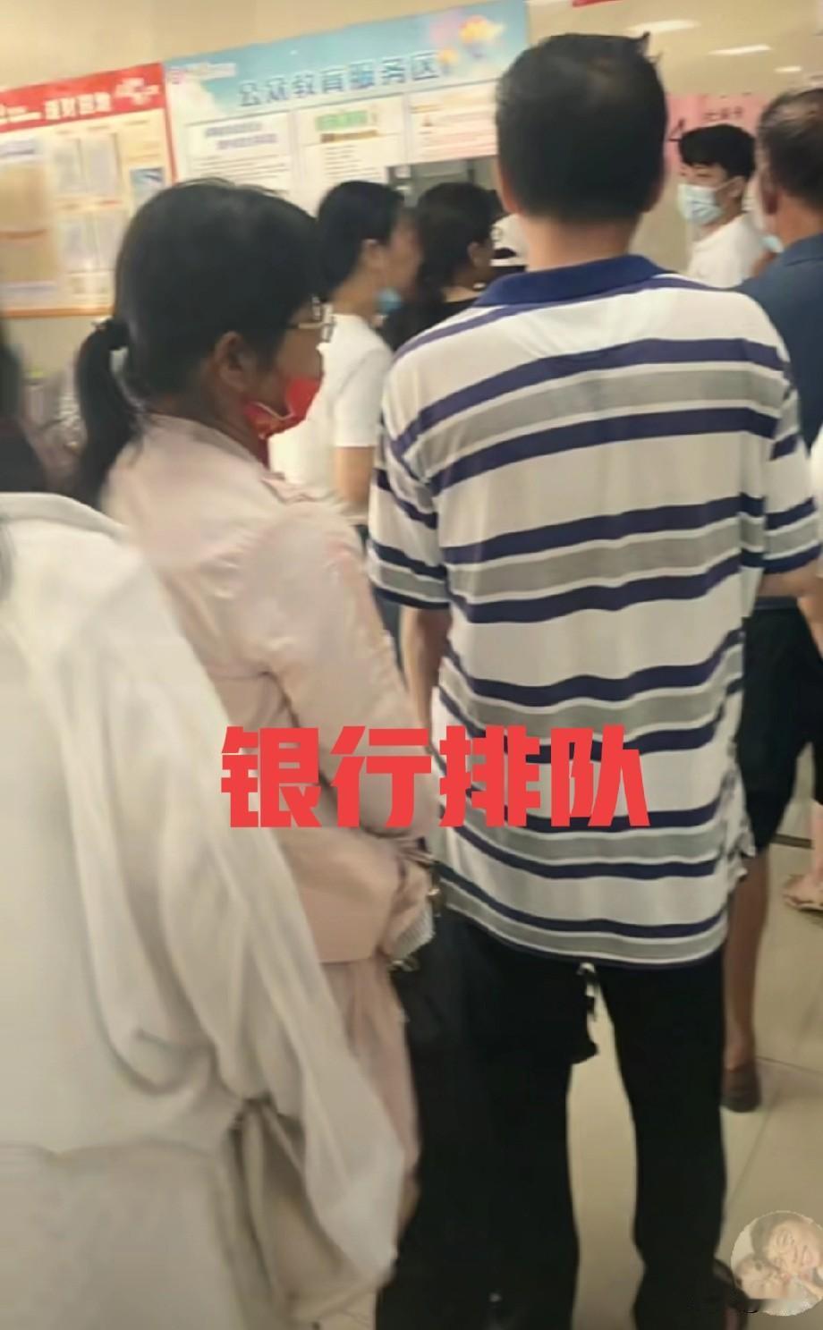 这下银行彻底傻眼了！他们怎么也想不到，最近那么多人来银行，不存钱也不取钱，而是