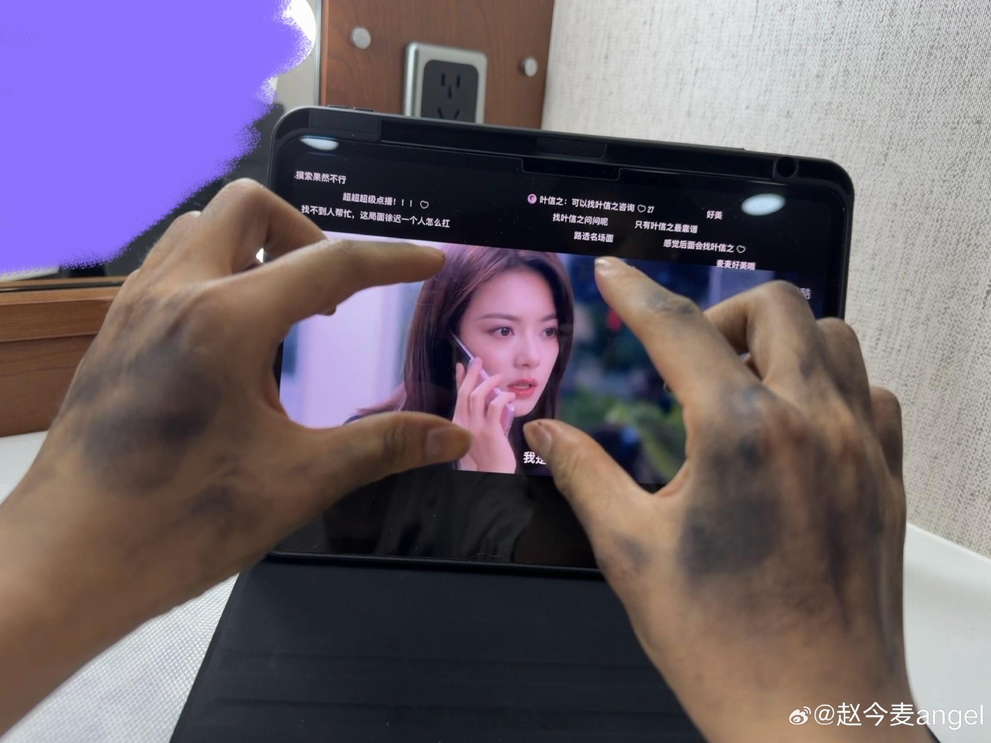 赵今麦的手是去挖煤了吗别人营业端端正正，赵今麦营业可可爱爱。追《无可替代》的随手