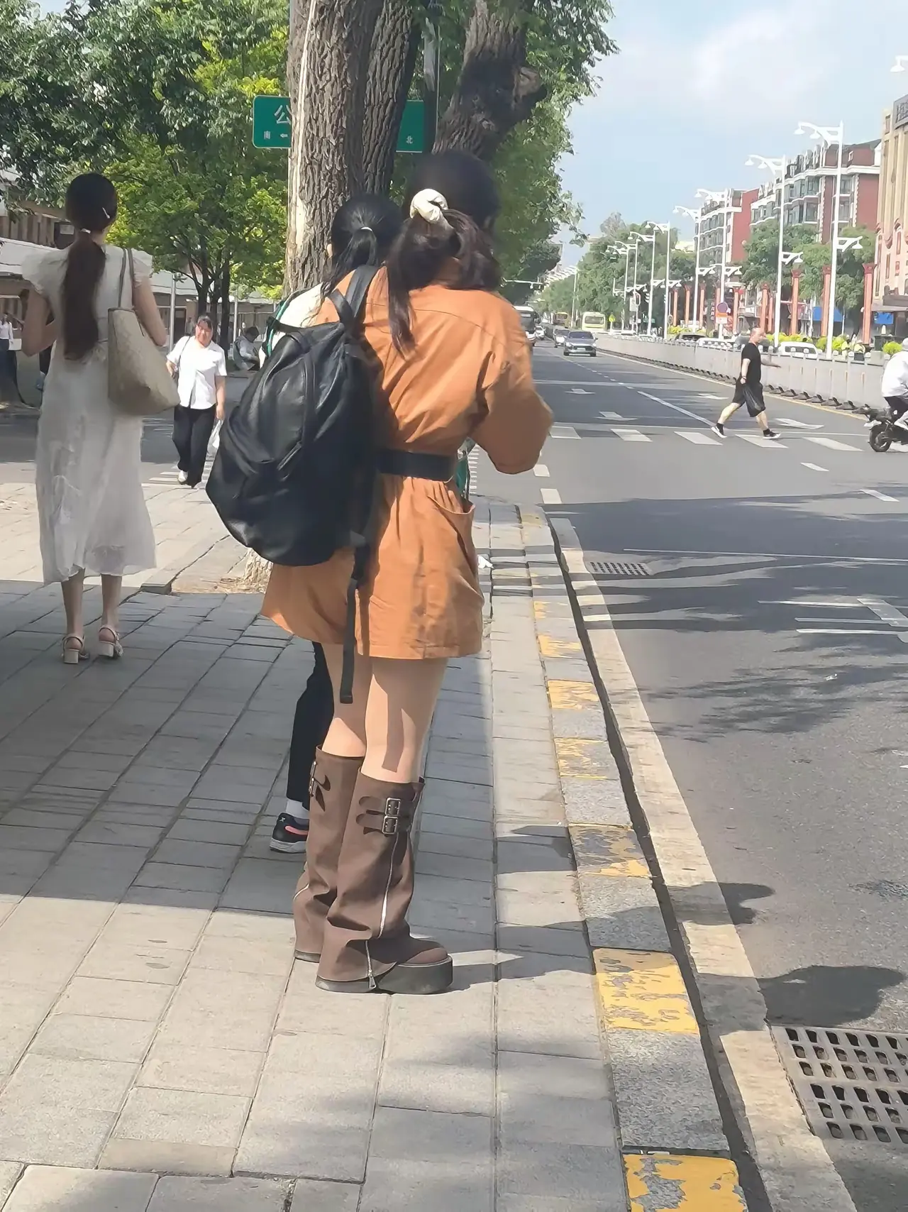 年轻人的时尚真搞不懂，三十几度的夏天，她不热闹？
