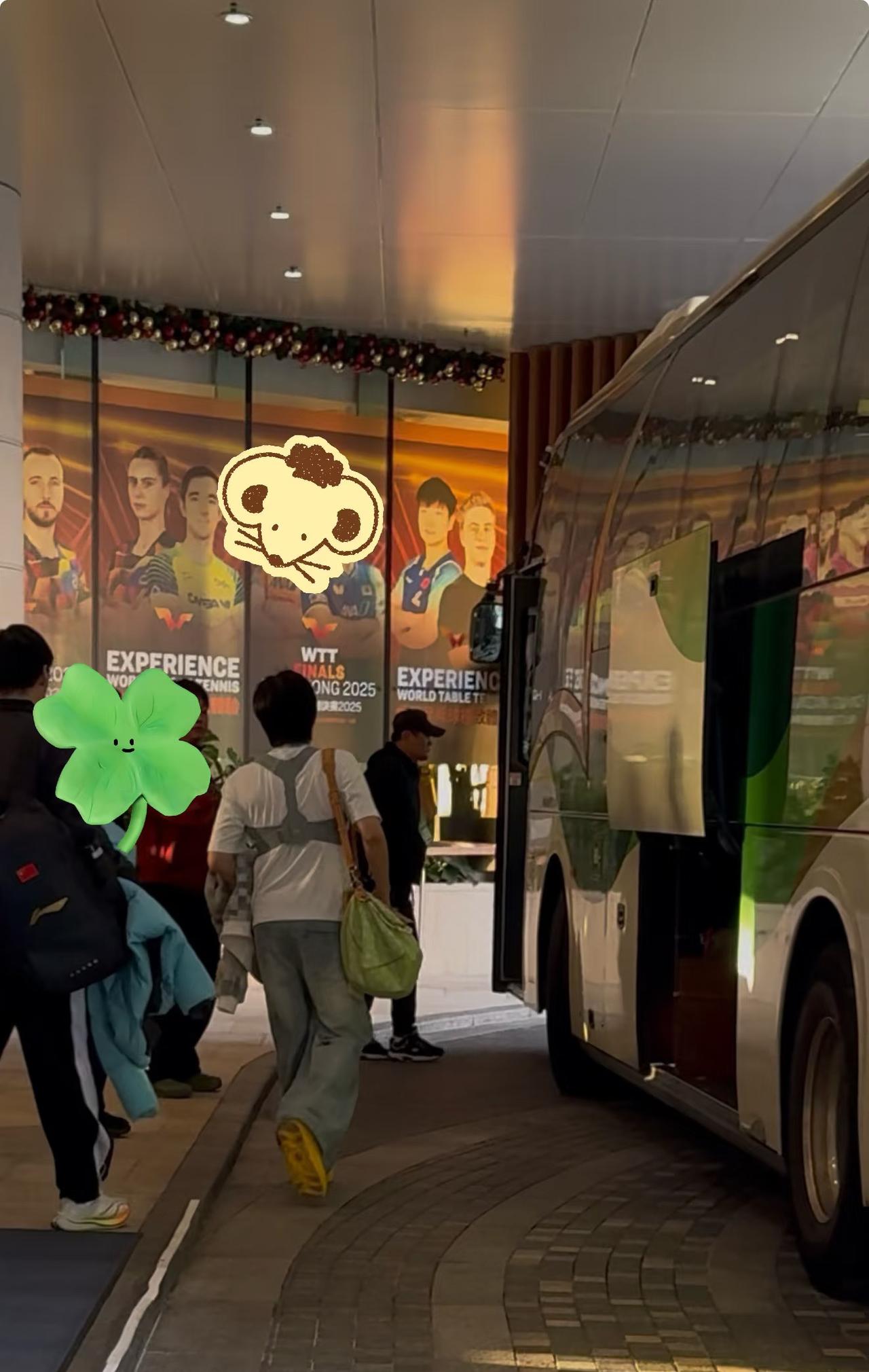 王楚钦林诗栋王曼昱等国乒运动员载誉归来——王楚钦带上治疗带让人心疼12月1