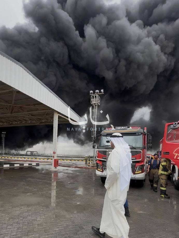 【科威特上空浓烟滚滚】昨日，科威特国际机场两处石油储存设施遭到袭击，引发大火