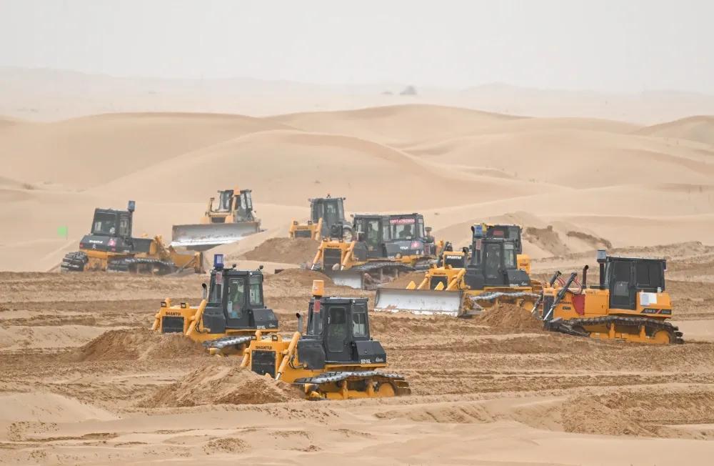 这是一个出乎绝大多数人意料的现象——我国西部的沙漠戈壁滩上，一个个能源、工业、电