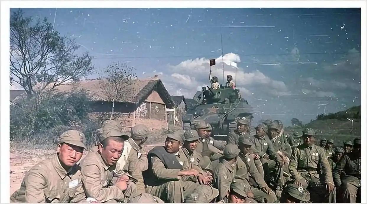 1947年孟良崮战役刚打完，漫山遍野都是人。陈毅老总看着那两万多名被俘的国民党7