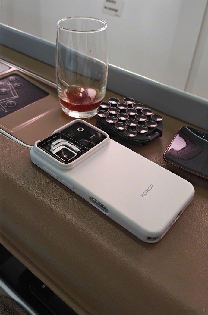 羡慕了，陈震带着荣耀RobotPhone看世界杯，这妥妥就是随身摄影师啊～世界