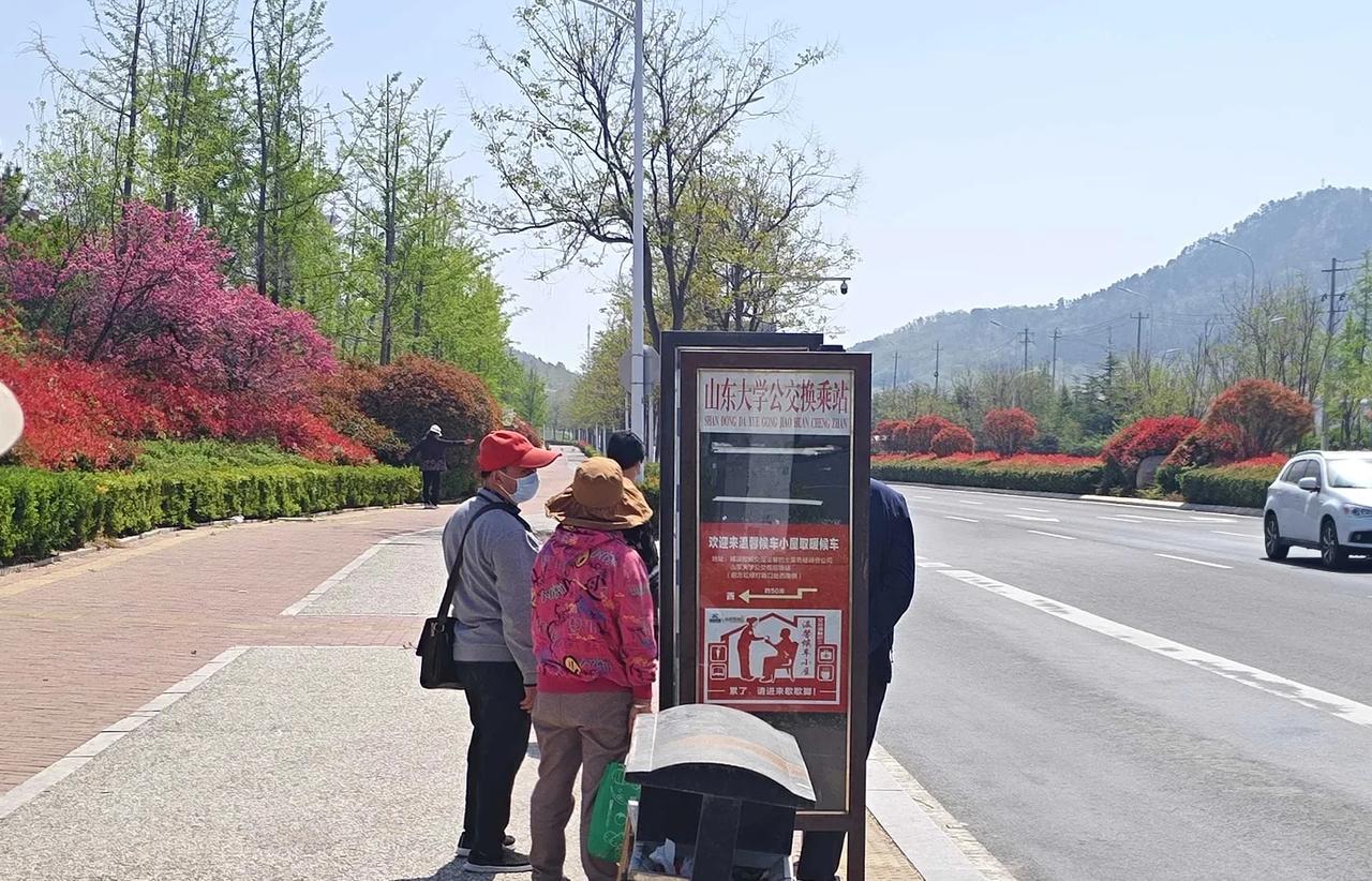 即墨区蓝谷山东大学南门门口的公交站至今没有候车亭，下雨下雪炎热天气乘客都没地躲避