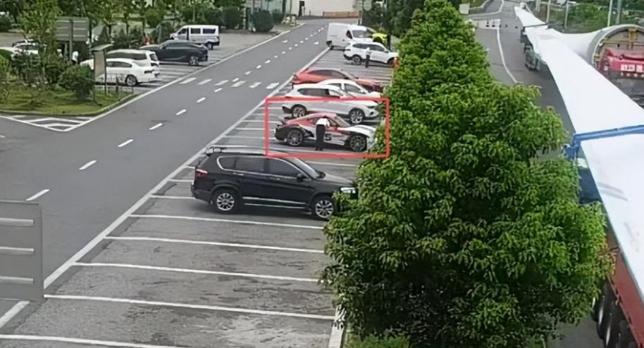 贵阳17岁女孩坐顺风车回家，车刚开进湖南一处高速服务区，司机下车后竟一直没回来，