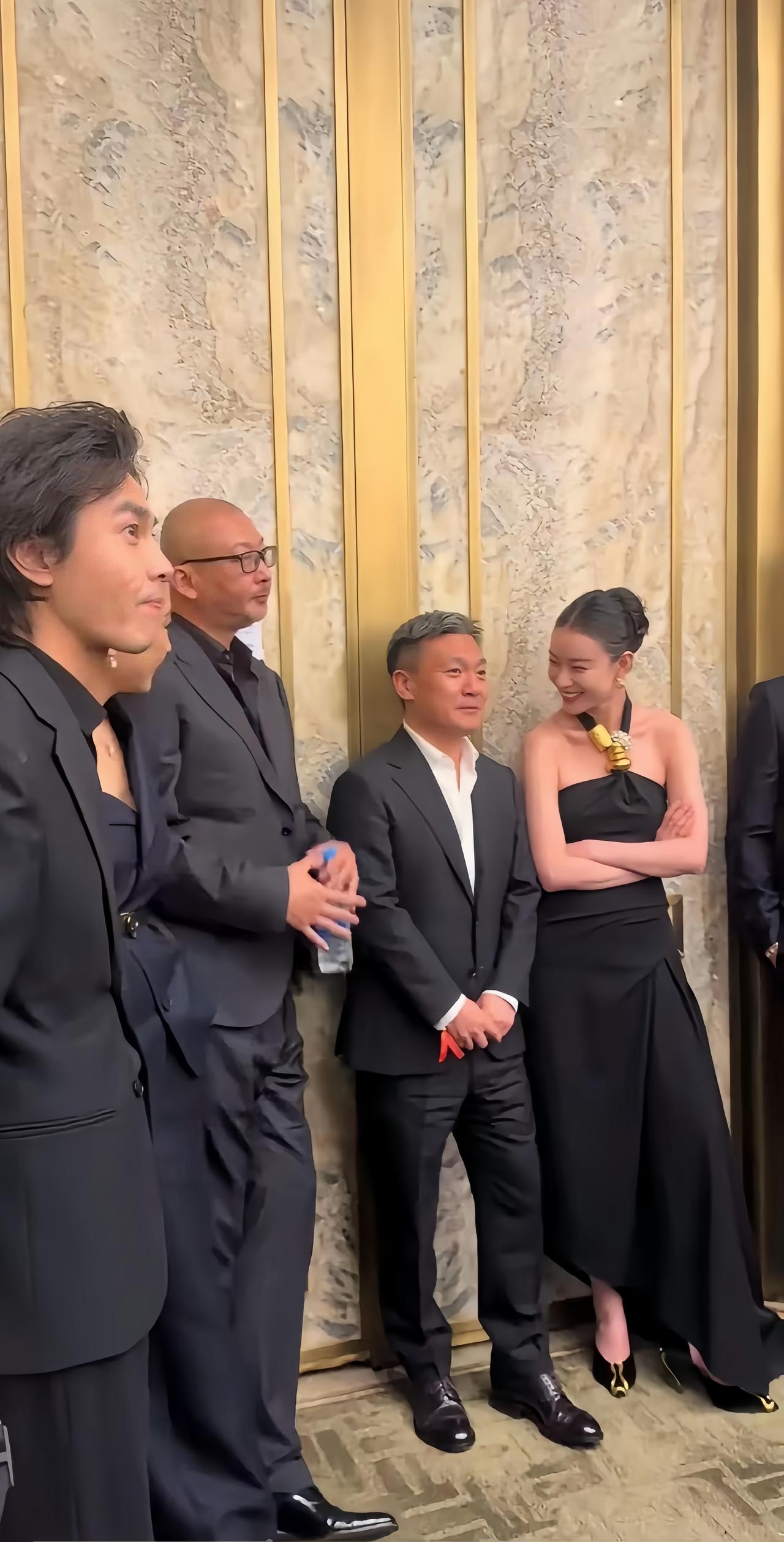 倪妮不仅长得漂亮演技好，她还善于交际，感觉她在这种场合，如鱼得水般的发挥着自己的