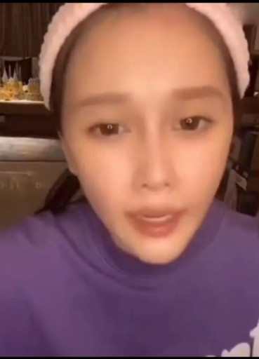 昨天，本山大叔女儿球球开播与粉丝聊天，被问道与同父异母姐姐赵玉芳的关系时，球球说