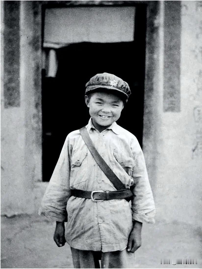 中国年龄最小的红军战士照片中的这位小红军可不一般，他有多重身份，他的母亲是“
