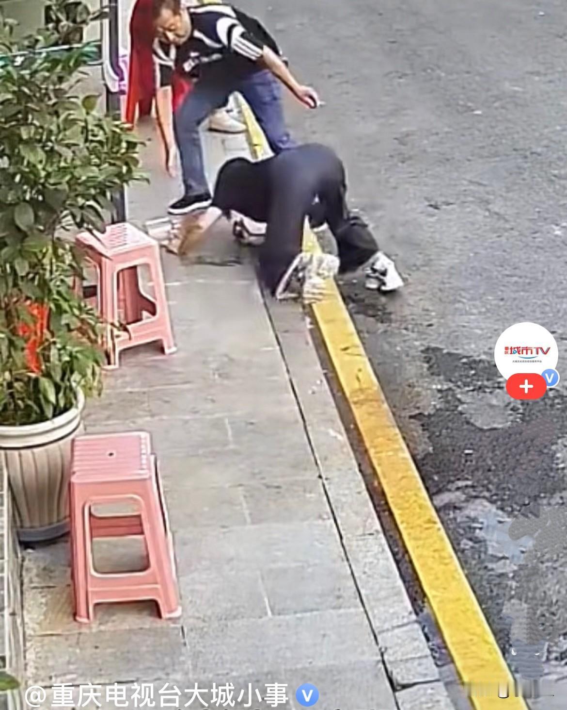 近日，湖北一女子出门泼水，明明自家门口干干净净可以倒，她偏偏不，特意拐到邻居家