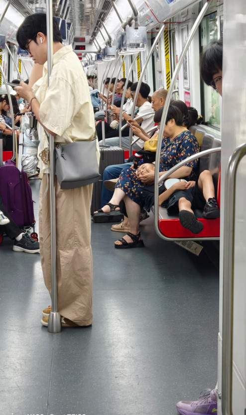 这样的长辈带出来的小孩会不会比较自私，缺少素质？