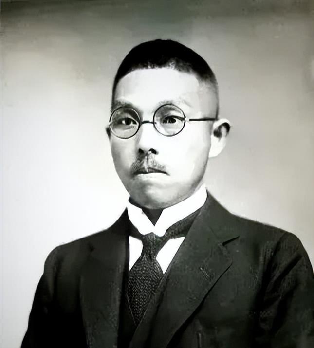 1945年的重庆，杨森三女儿的婚礼办得格外热闹，蒋介石亲自做媒，让侄子竺培丰娶