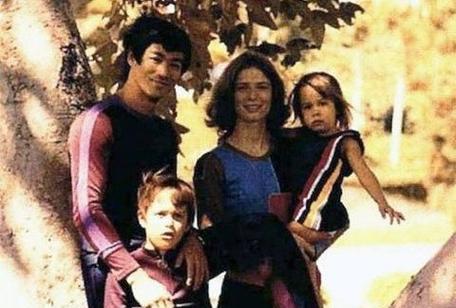 1973年7月20日，李小龙刚刚去世，徒弟汤姆就光速和新婚妻子离婚，然