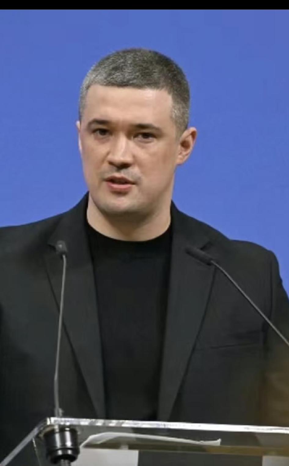 打俄罗斯不行内斗第一名!乌克兰国防部部长被解职后乌克兰有爆发内战的巨大风险。7