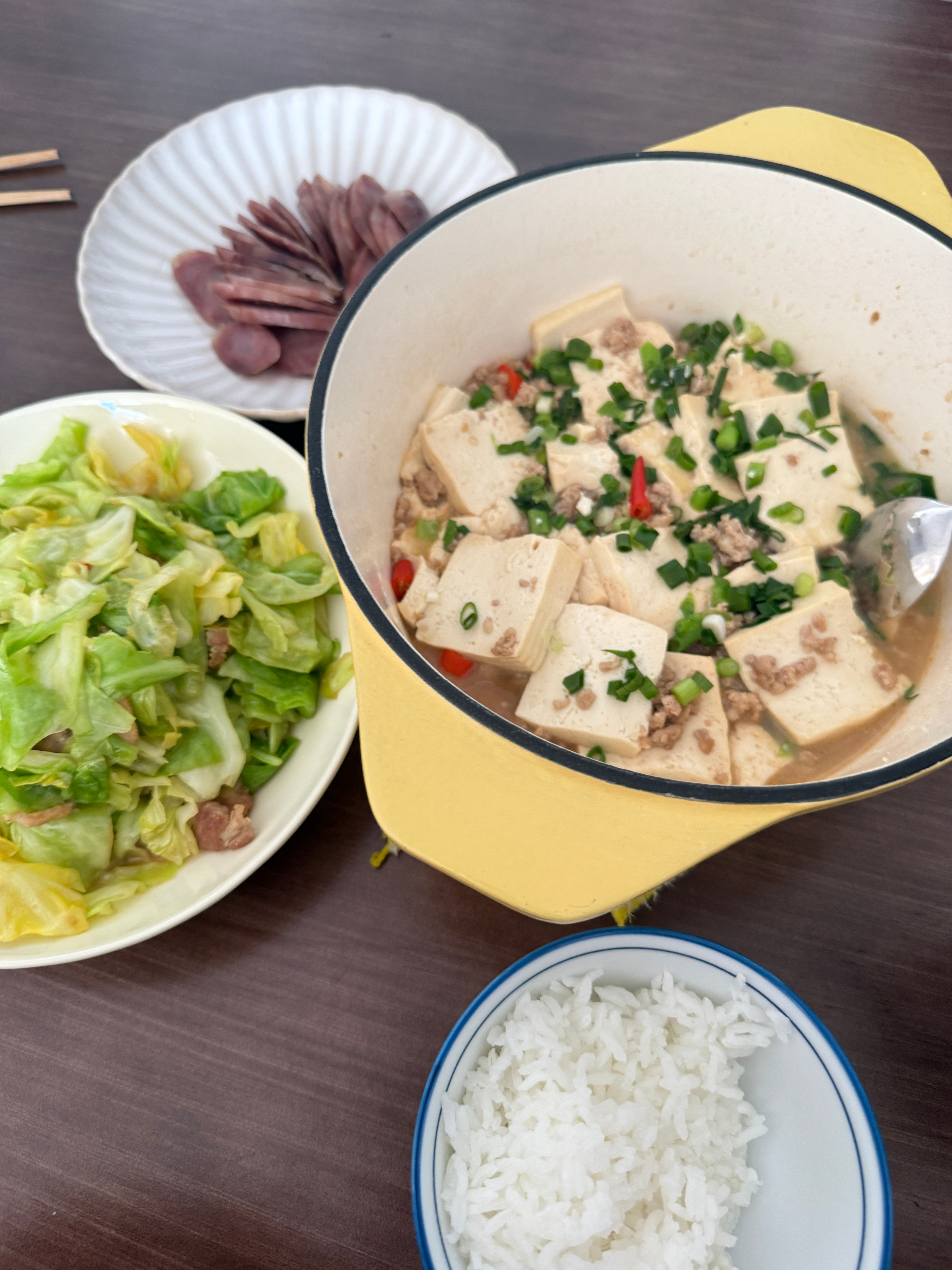 蒸香肠、炒包菜、肉末豆腐简简单单家常菜🍚好吃极了！今天小卷长胖了吗