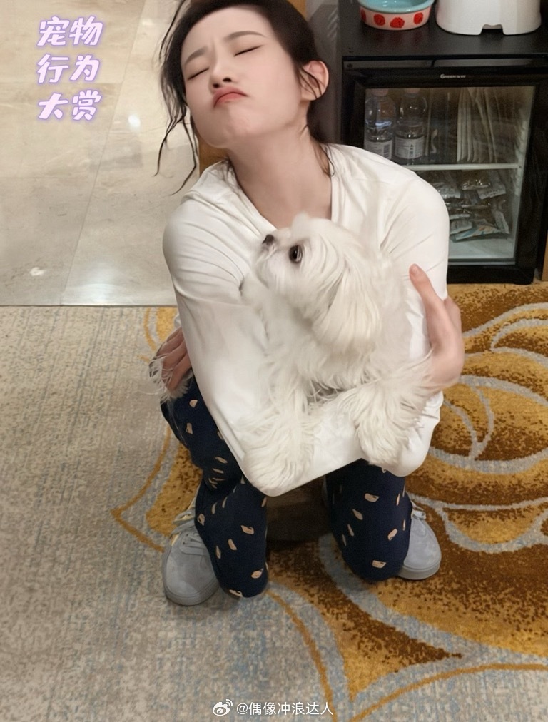 张艺凡神一阵鬼一阵打开张艺凡的微博谁能分辨出来哪个才是真正的她，营业时优雅高贵