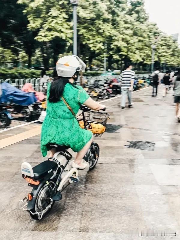 骑行戴头盔,很有必要吗?我觉得头盔对电动车而言真没那么重要。电动自行车出事故的主