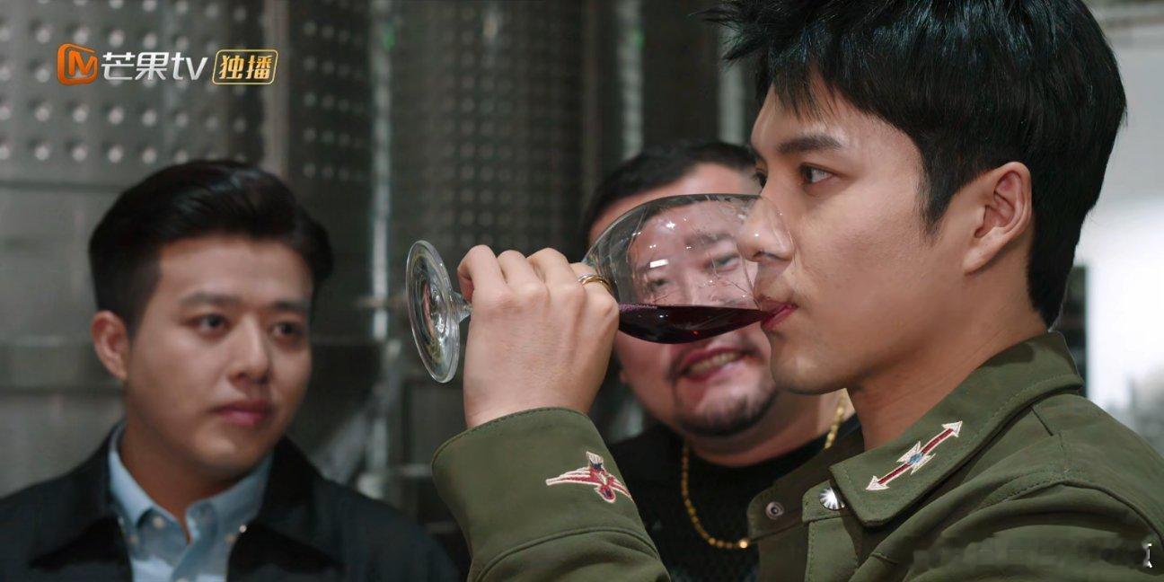 老何欢这眼神跟看孩子似的我真笑的难受，哎哟一看何欢太出戏了瞅着他我就想起来他上喜