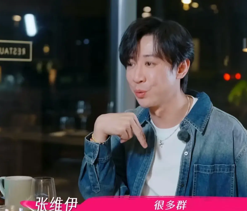 张维伊哭着对董璇说：“我爸去世后，他微信里有很多群，那些人知道我爸去世后，立刻把