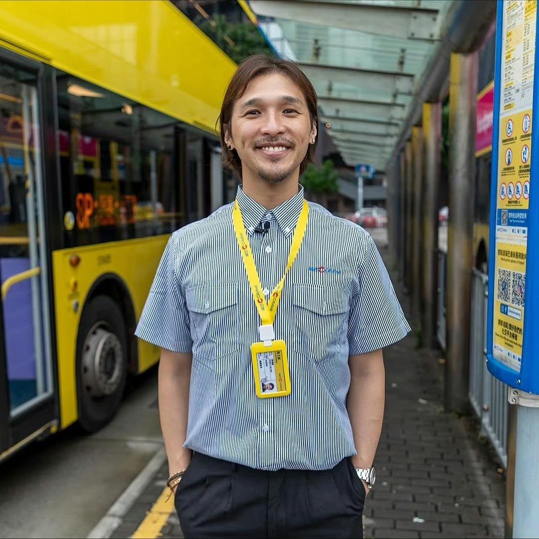 香港歌手收入减少开巴士现年41岁的黄又南是前男团Shine的成员之一，后各自