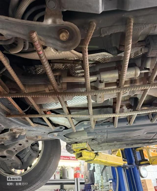 见过给车底盘加护板的，装钢筋的还是头回见