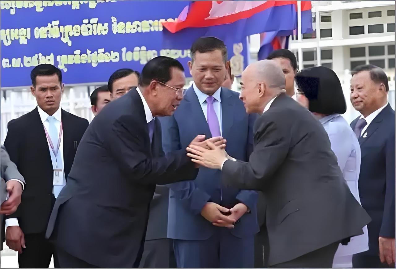 阿努廷当选泰国新任总理，开香槟庆祝的应该是洪森。第一、阿努廷与洪森关系非常不