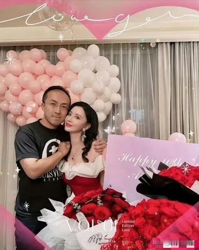 果然童话里都是骗人的，现实里的总裁真的不太好看！不信你看张萌，本来觉得她挺美的，