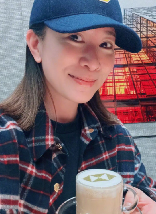 佘诗曼在社交平台高调发文仅仅一句话，透露出她美丽的心情她发了一句英文：“Co