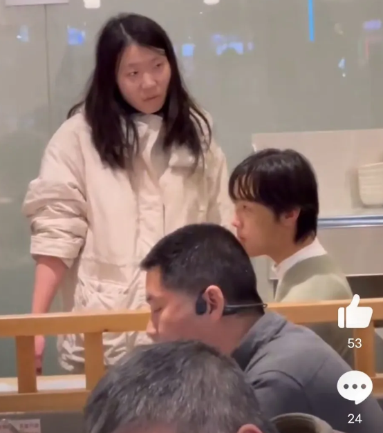 发生在饭店里面的一幕:疑是男女朋友发生矛盾，女子对男子一顿耳光斥候，男子却始终一