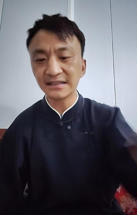 杨议这个徒弟徐志航，也不白给啊，他说他不会六百段相声，但是他能说一百多段相声，会
