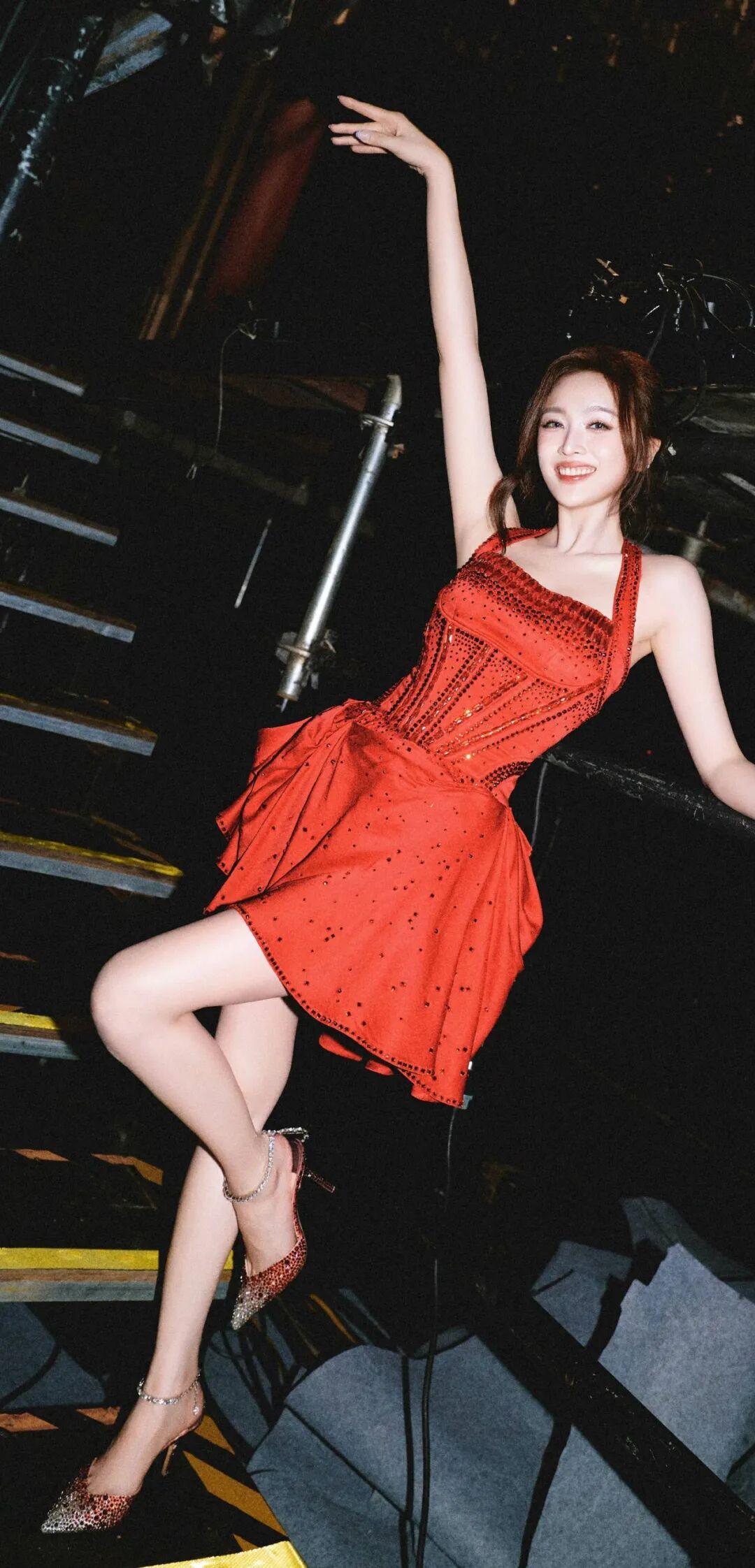 吴宣仪肉腿短裙，好哇塞！宣仪穿这身红裙坐箱子上太抓人了！亮红色束腰短裙勾勒出