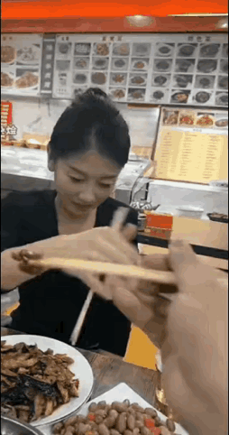 闺蜜：她不要排骨是吗，我要吃排骨。