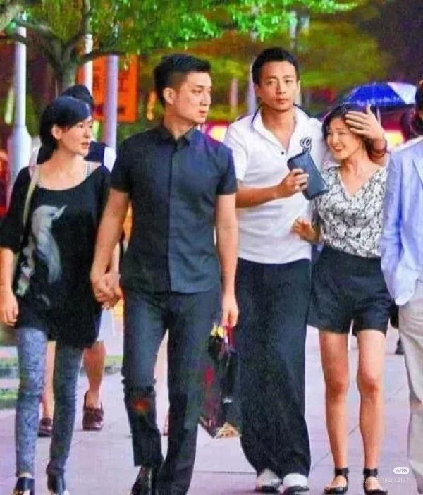 感觉她这个人就是很容易被吸血的。妈妈是比较注重自我享受的人，和妹妹之间是很复杂的